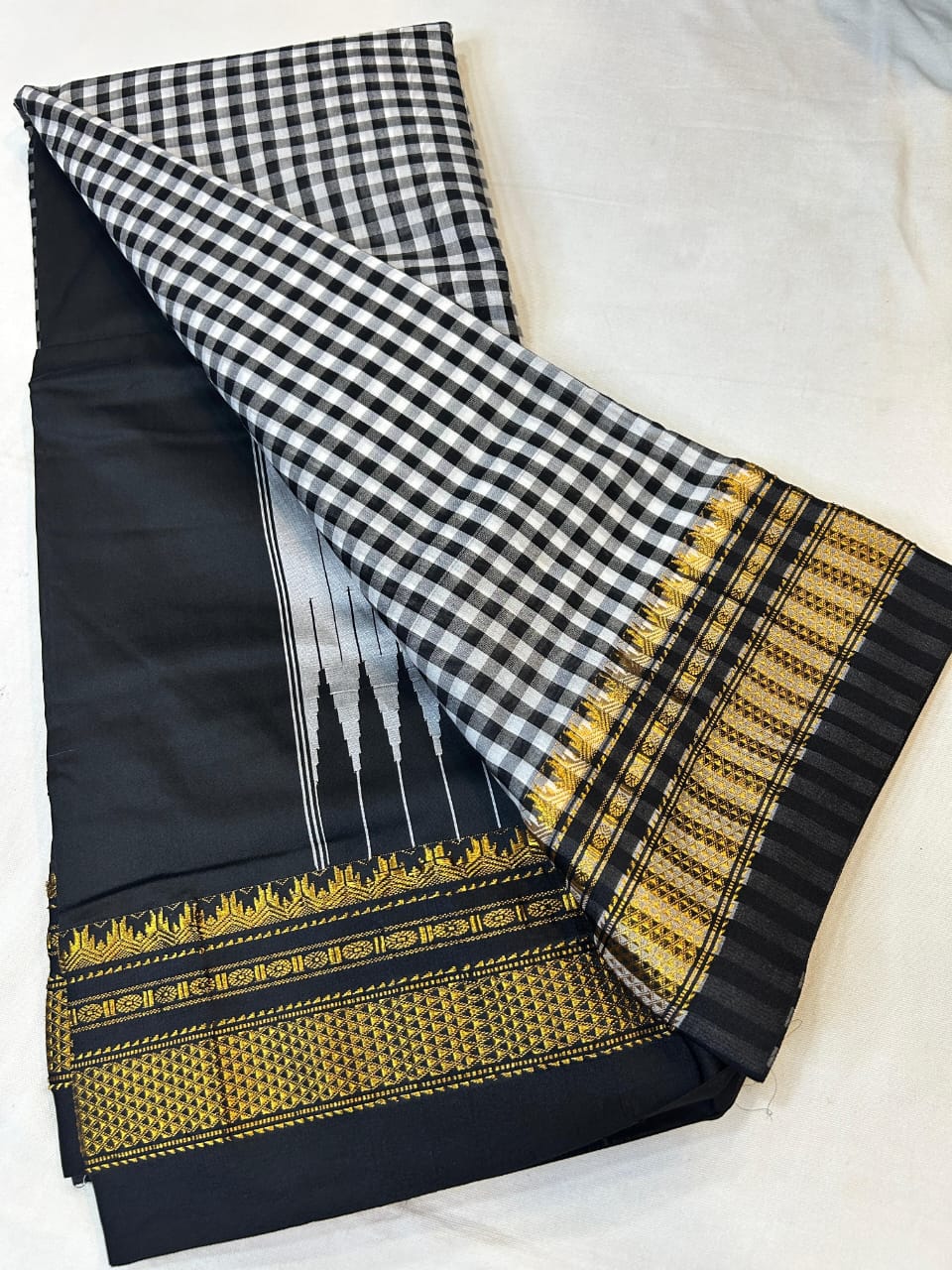 Royal Noir Checks Handloom Saree - Image 2